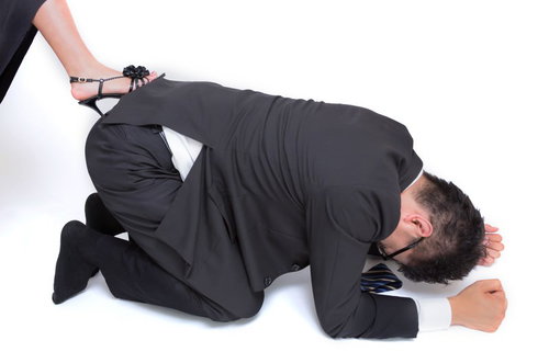 ヒールでorz土下座するサラリーマン