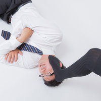床に横たわるオイタが過ぎた男性の写真