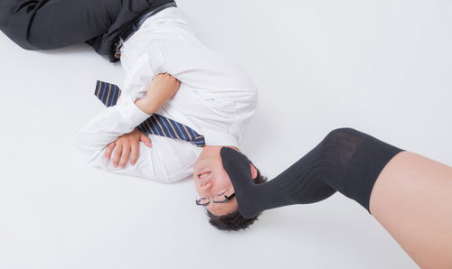 床に横たわるオイタが過ぎた男性