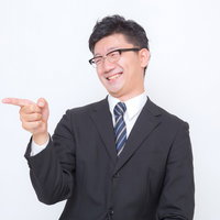 「君面白いね！」と指さすサラリーマンの写真