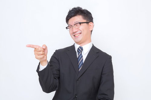 「君面白いね！」と指さすサラリーマン