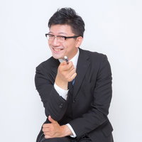 ノリで採用を決める笑顔の人事担当の写真