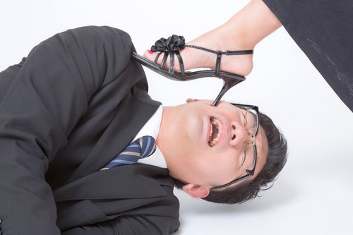 寝落ちした社員をヒールで踏んで起こす