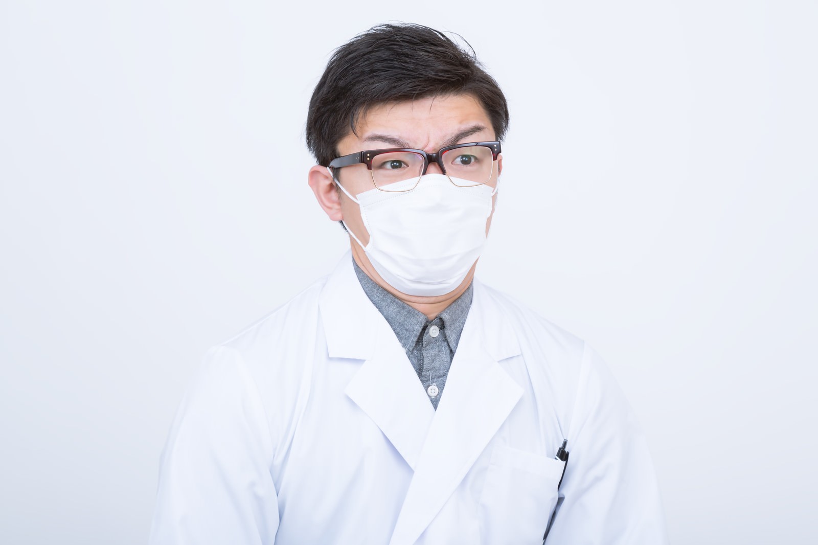 マスクと眼鏡をした白衣の男性医師［モデル：OZPA］