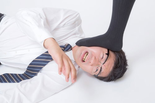踏みつけられるダメ亭主のサラリーマン