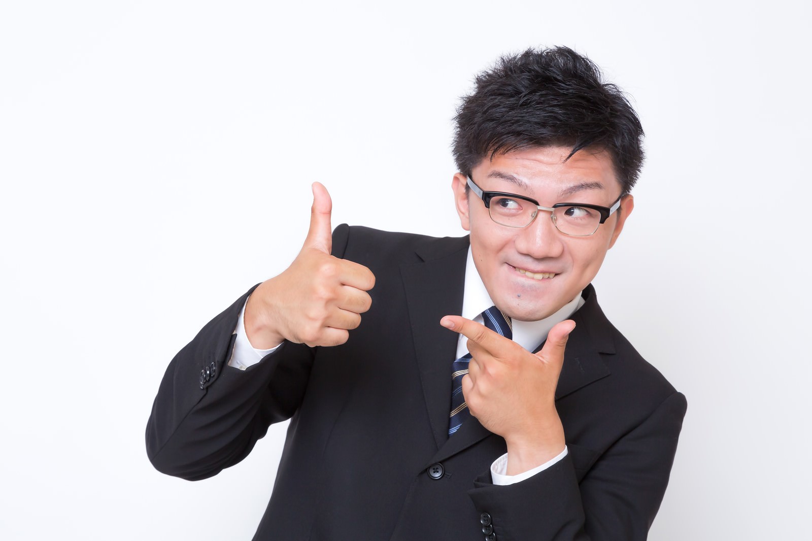 親指を立てて指差しする眼鏡のサラリーマン［モデル：OZPA］
