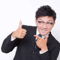 「それっていいね！」と指差しする男性の写真