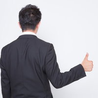 背中で「いいね！」を語る後ろ姿のサラリーマンの写真