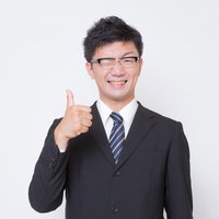 「いいね！」と親指を立てる爽やかな男性の写真