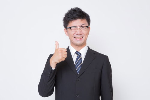 「いいね！」と親指を立てる爽やかな男性