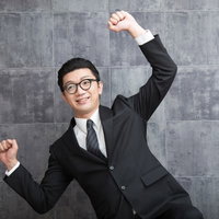 「ヤングマン」のサビで恥をかく男性の写真
