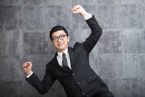 「ヤングマン」のサビで恥をかく男性