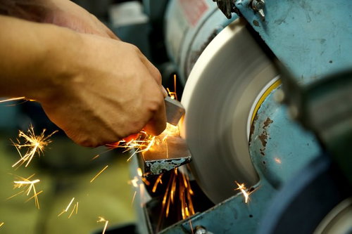 研磨機から飛び散るオレンジ色の火花