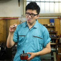 納期に追われた仕事が終わり、タバコで一服中の作業員の写真