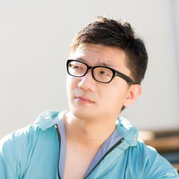 重労働の合間に遠くを見つめる作業員の男性の写真