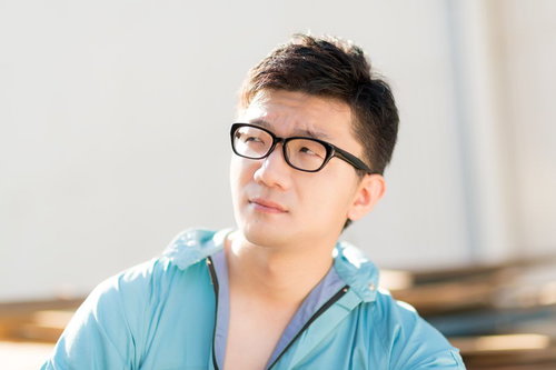 重労働の合間に遠くを見つめる作業員の男性