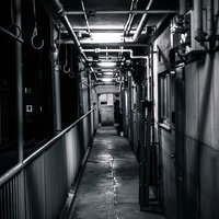 仄暗いマンションの廊下 昭和レトロな集合住宅の不気味な通路の写真