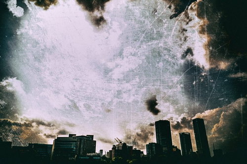 古い都会の空と高層ビル、ノイズとグリッジ効果