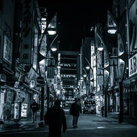 上野駅前の商店街を照らす夜間の繁華街、ネオン看板と街灯が光る夜景の写真