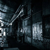 高架下の居酒屋が立ち並ぶ路地裏の夜間風景の写真