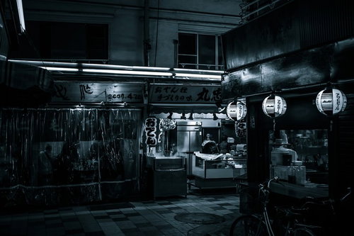 夜の飲み屋街の居酒屋店舗の昭和レトロな看板と提灯