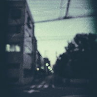 ノイズとフィルムで表現した日暮れ時の街並みの写真