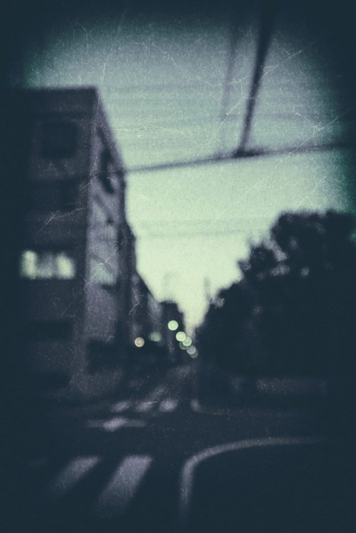 ノイズとフィルムで表現した日暮れ時の街並み