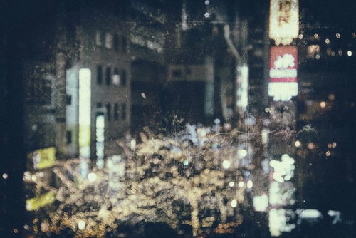 ライトアップされた繁華街の夜景（フィルム風ノイズ）