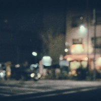 郊外の飲み屋の夜間風景ノイズ効果入りの昭和レトロな町並みの写真