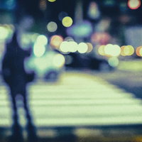 夜間の横断歩道で信号待ちする歩行者（ノイズ）の写真