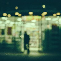 深夜のコンビニの外観をノイズ越しに捉えた一夜景の写真