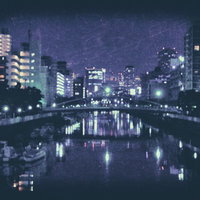 日も落ちた都会の河川に映るビル群の夜景と水面反射の写真