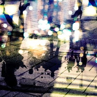 都会の夜間の人混みを映すアスファルト（フォトモンタージュ）の写真