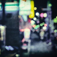 夜も更けたころ、街灯のボケが重なる夜間風景の写真