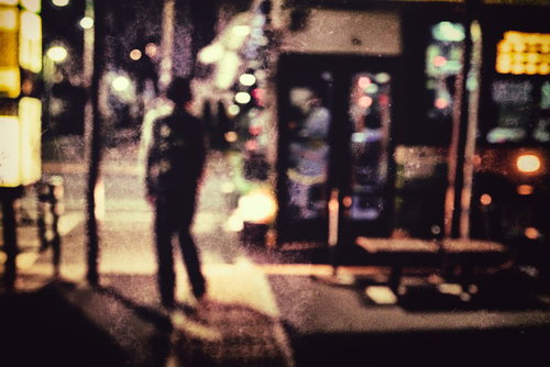 夜道人（ノイズ）- フィルムノイズ入り夜間繁華街の不気味な人影
