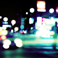 夢の中で見た繁華街の光と色彩に満ちた夜景の写真