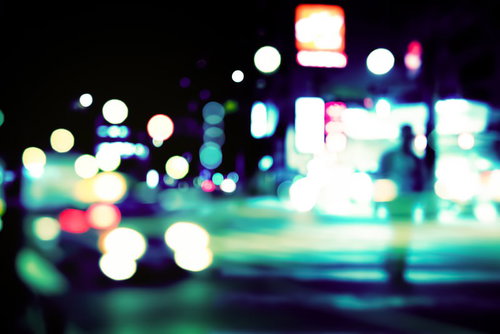 夢の中で見た繁華街の光と色彩に満ちた夜景