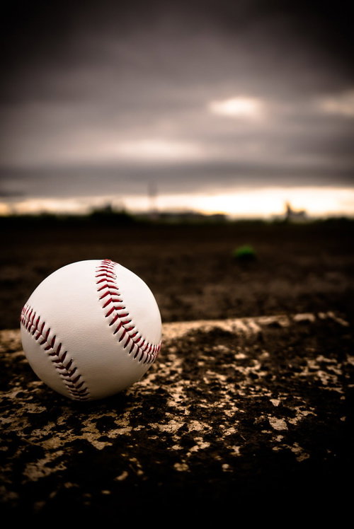 夏の甲子園がはじまる野球ボールがグラウンドに置かれた