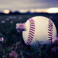 夕焼け空の草野球場で見つけた失くなった硬球の写真