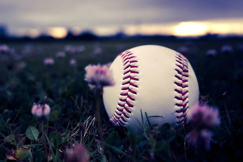 夕焼け空の草野球場で見つけた失くなった硬球