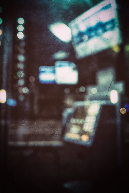 真夜中の駅前公衆電話ボックス（ノイズ映像）