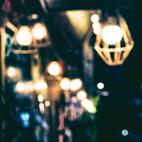 夜間工事現場の作業灯がぼける光景と建設現場の照明の写真