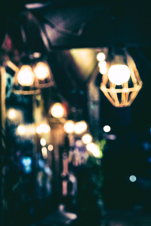 夜間工事現場の作業灯がぼける光景と建設現場の照明