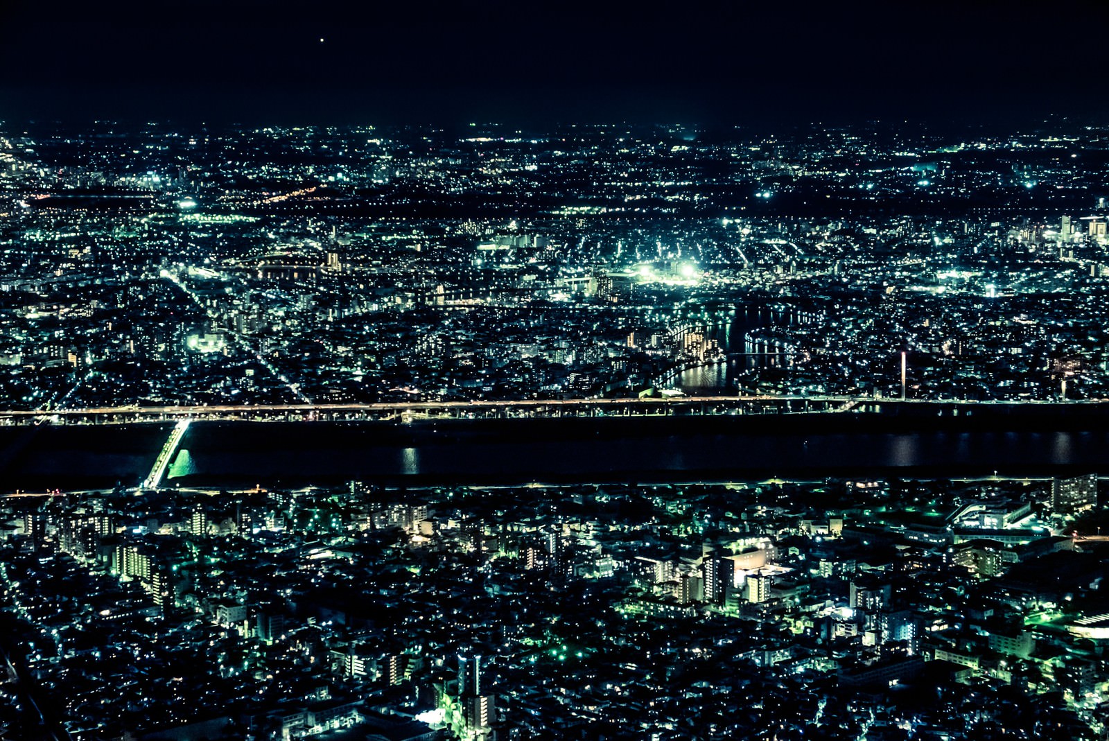 大都市の夜景を空から見下ろした俯瞰