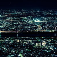 大都市の夜景を空から見下ろした俯瞰の写真