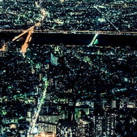 高層ビルから見下ろす都会の灯り 夜景 ビル群の光の写真