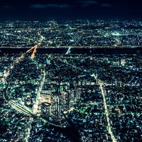 大都会、東京の夜景を上空から望む高層ビル群の写真