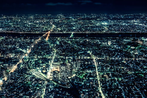 大都会、東京の夜景を上空から望む高層ビル群