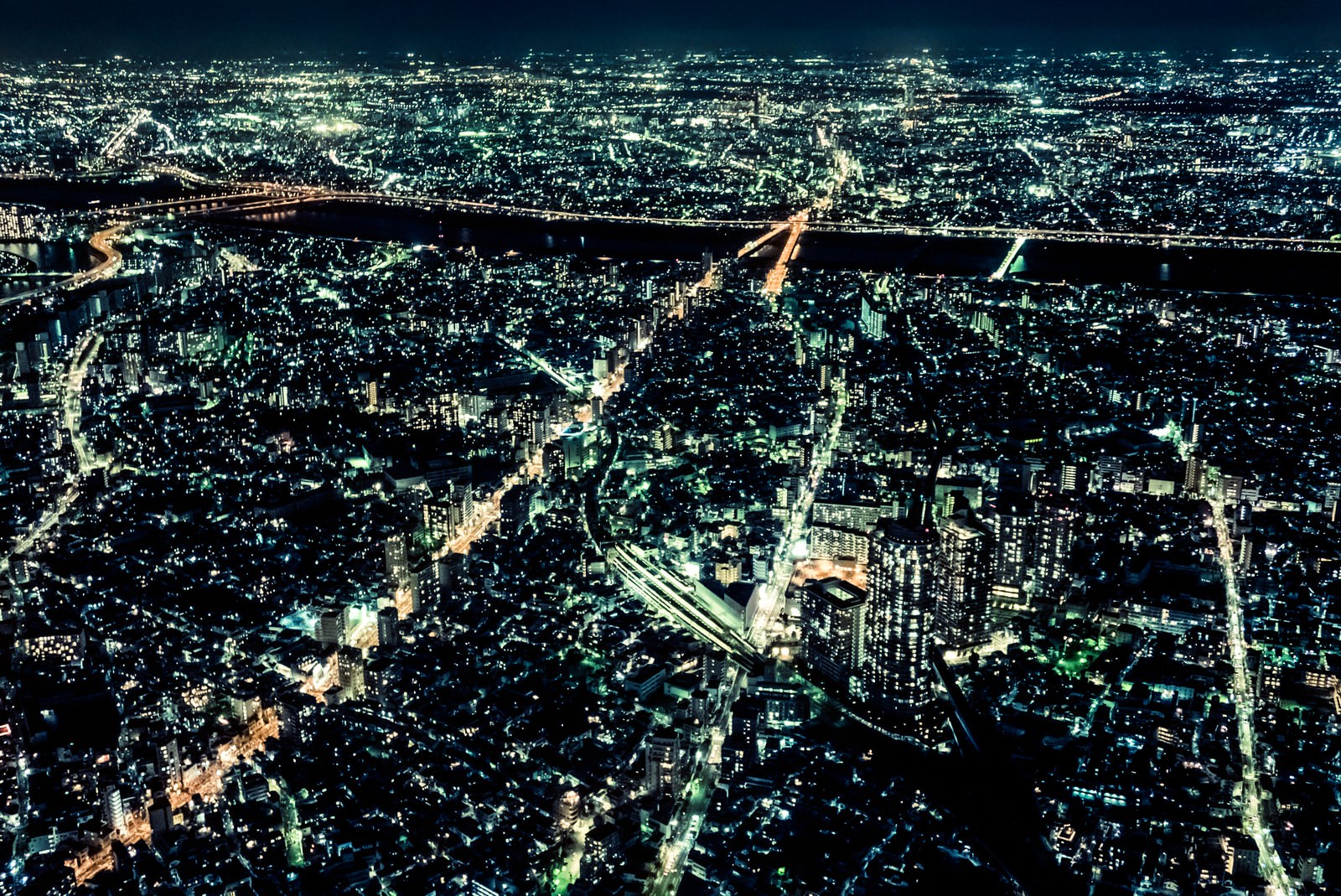上空から見た夜の都市と河川