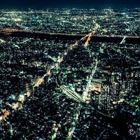都会と夜景、河川を挟む都心の光と高層ビル群の夜間風景の写真